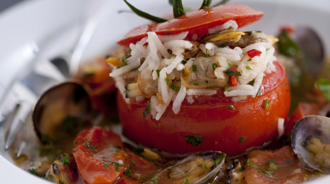 Pomodori con riso basmati e guazzetto di vongole