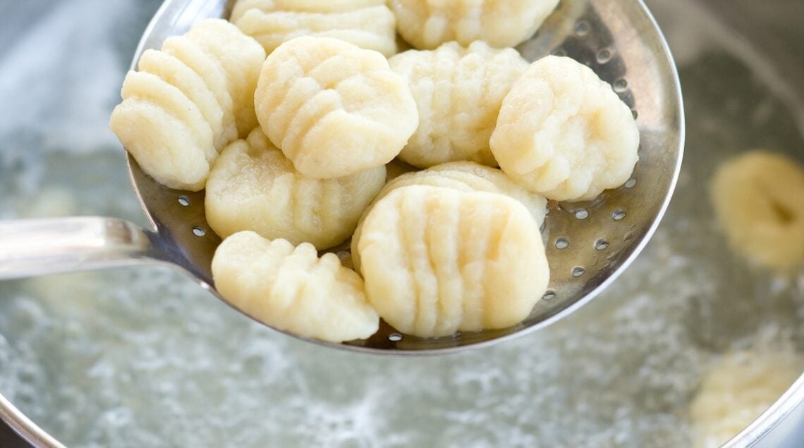 gnocchi cotti scolati con un mestolo