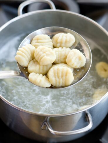gnocchi cotti scolati con un mestolo