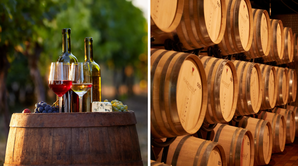 a sinistra una botte con dei calici e una bottiglia di vino, a destra delle botti