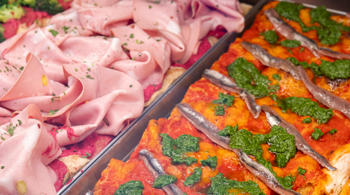 due teglie di Bonci: pizza con mortadella sulla sinistra e rossa con acciughe a destra