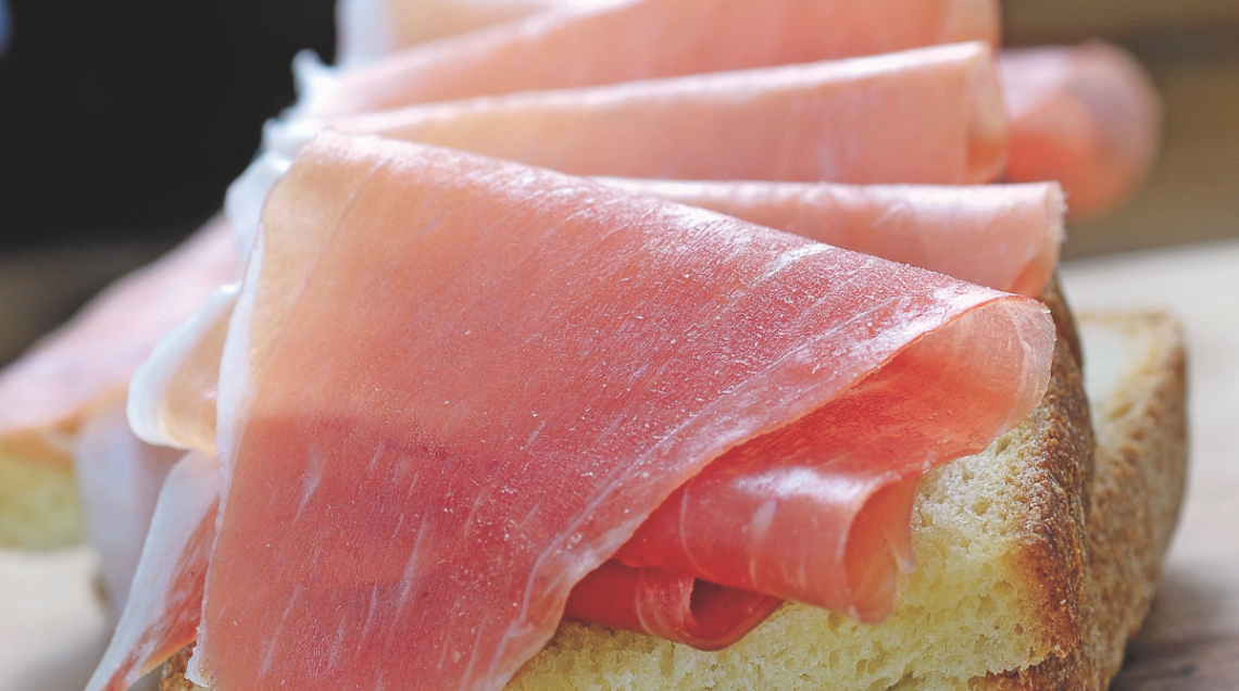 prosciutto crudo Dop San Daniele affettato su un pezzo di pane