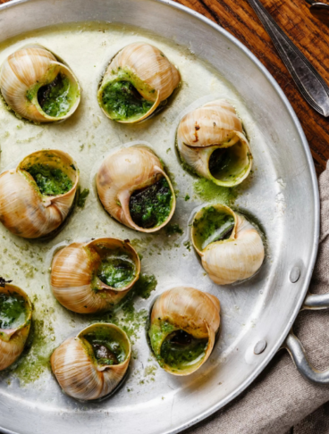 una teglia con lumache cotte