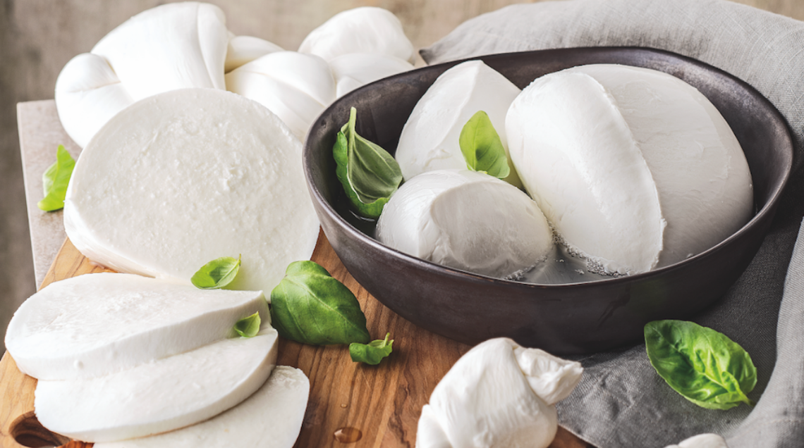 Mozzarelle gioia del colle, alcune tagliate, altre intere, alcune dentro una ciotola nera, altre su un tagliere