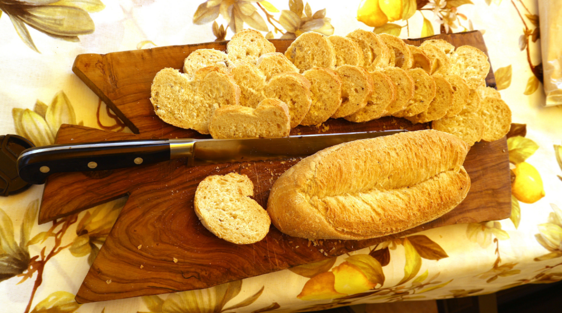 pane alla nigella su un tagliere di legno
