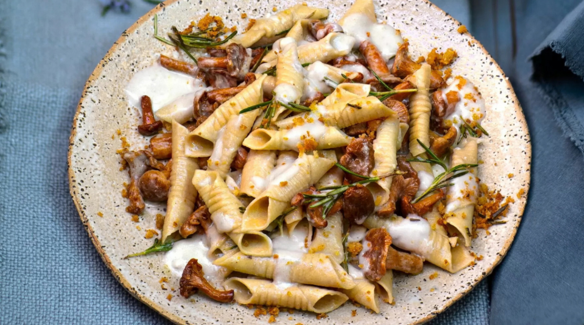 Garganelli di segale con finferli, fonduta di Roquefort e briciole