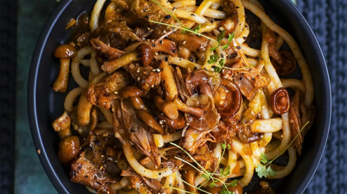 Pici con chiodini e coda di vitello