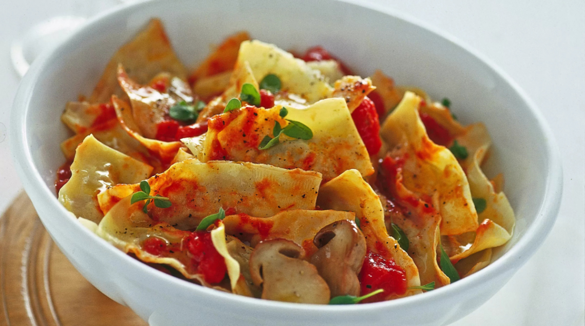 Ravioli di funghi con sugo rosso