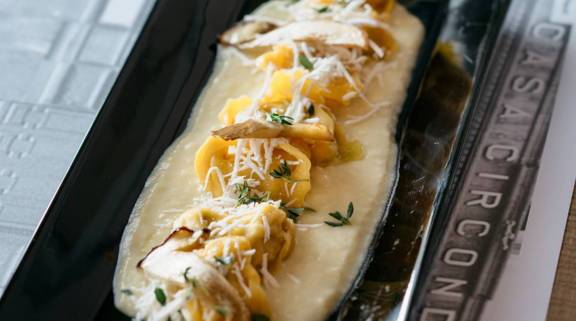 tortelli di funghi porcini con vellutata di patate, timo e ricotta stagionata