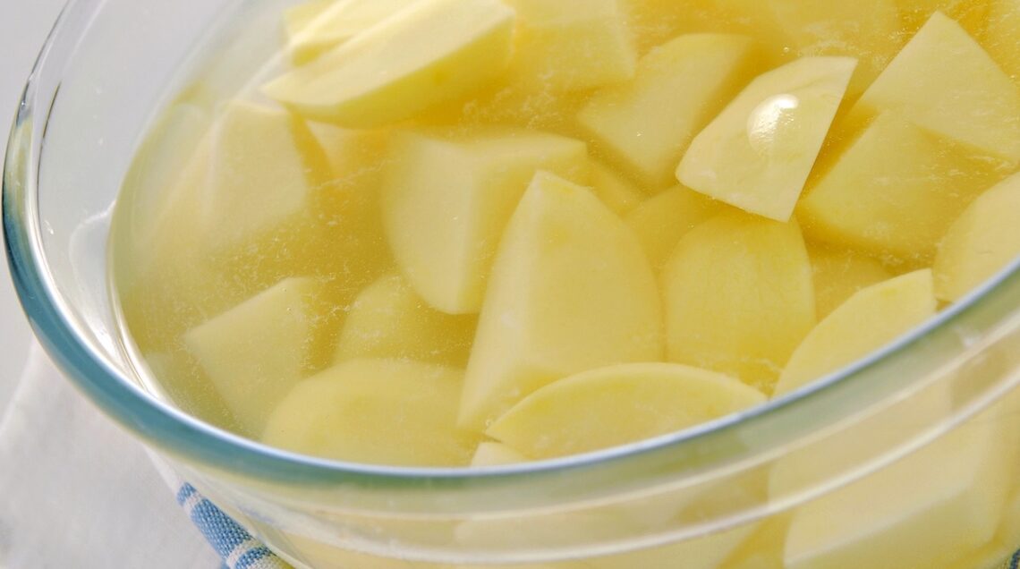 patate tagliate in ammollo