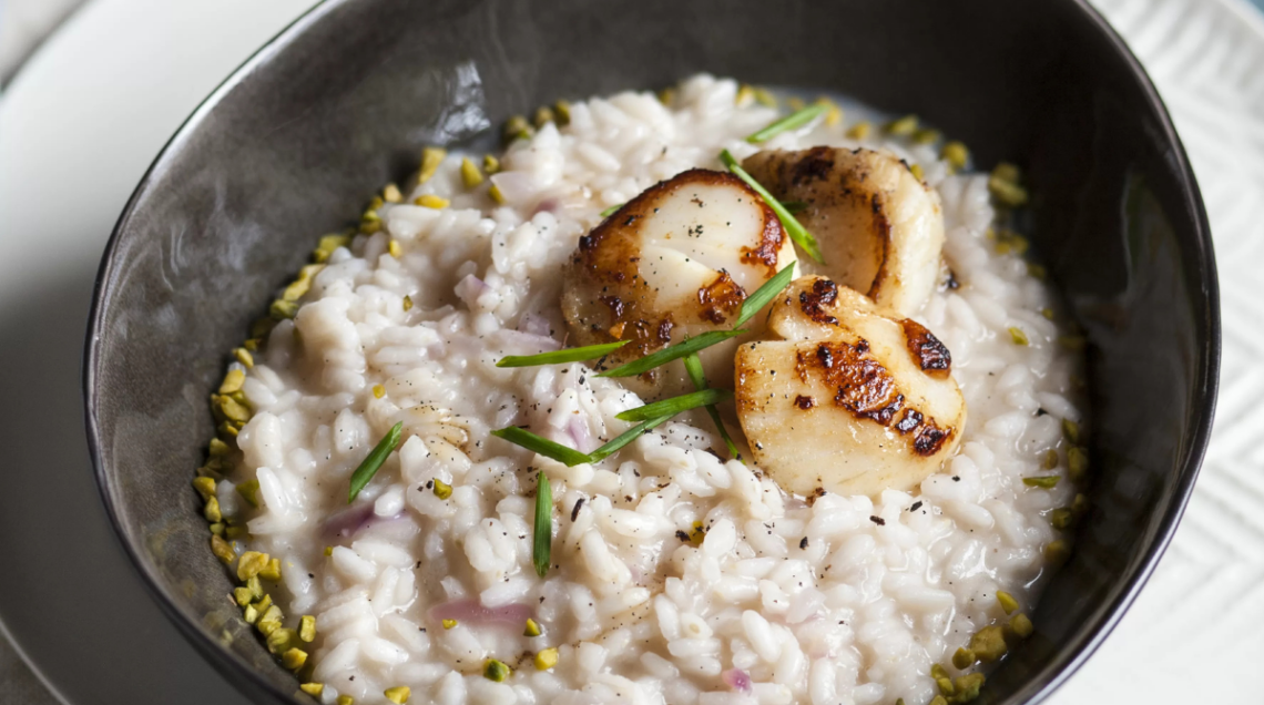 Risotto al vermouth, capesante e pistacchi, al profumo di limone e vaniglia