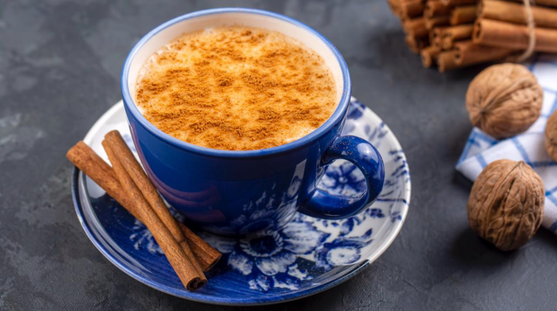 salep in una tazza blu