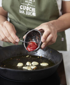 aglio e concentrato in padella