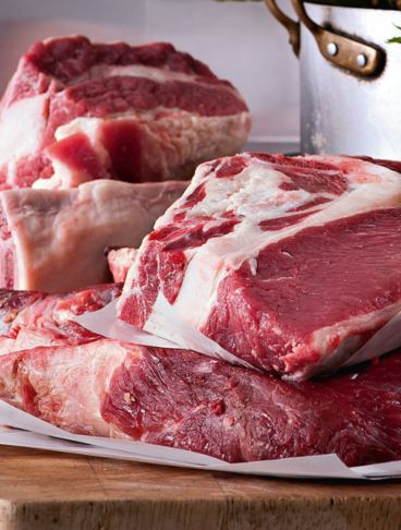 tre tagli di manzo da bollito su un tagliere di legno