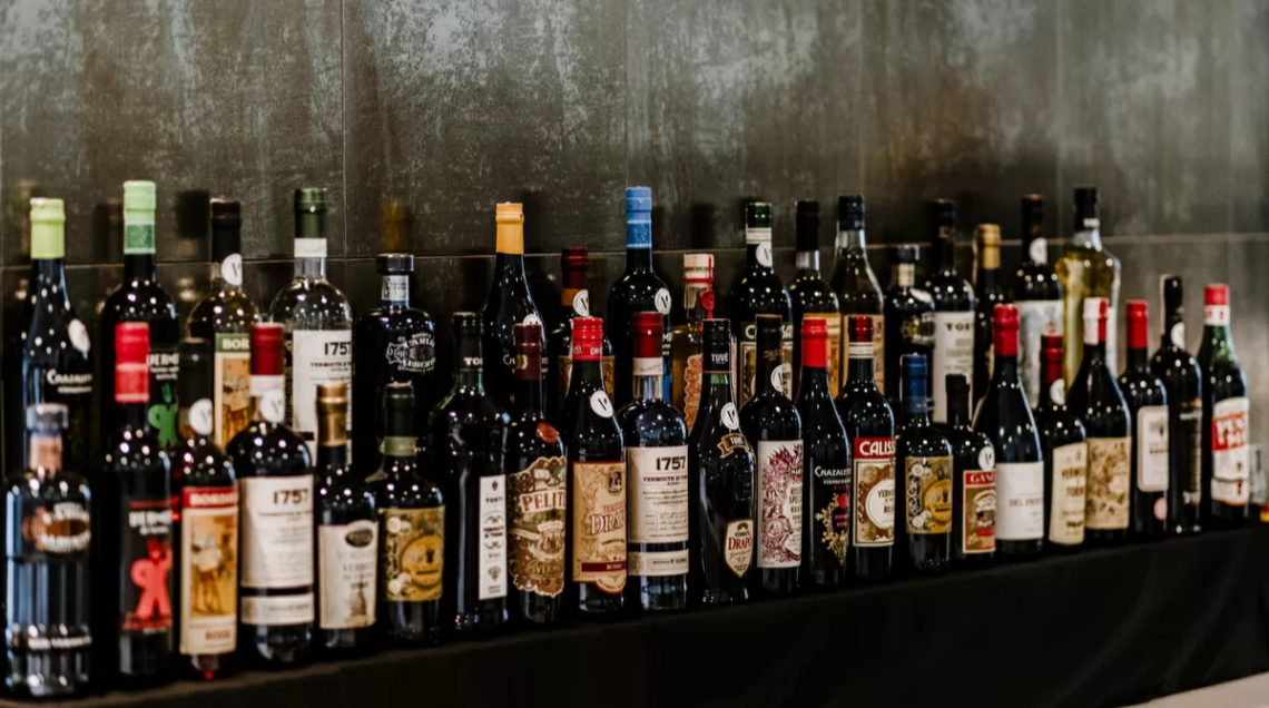 bottiglie di vermouth esposte su un mobile