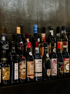 bottiglie di vermouth esposte su un mobile
