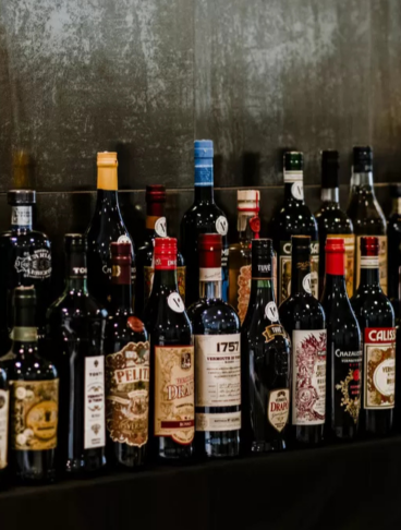 bottiglie di vermouth esposte su un mobile