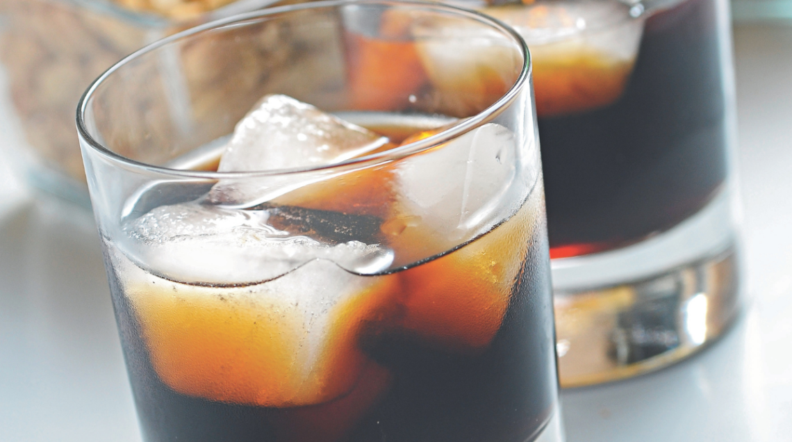 bicchieri di vermouth e ghiaccio