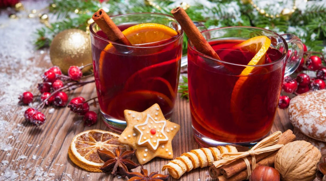 vin brulé con decorazioni natalizie